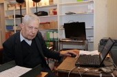 Le père Raymond d'Izarny, 89 ans, cybercuré superpopulaire