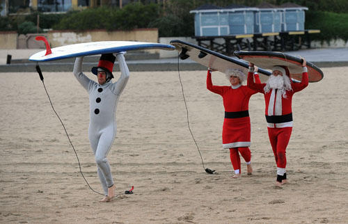 Le Père Noël s'offre un surf en Californie avant sa longue nuit de travail
