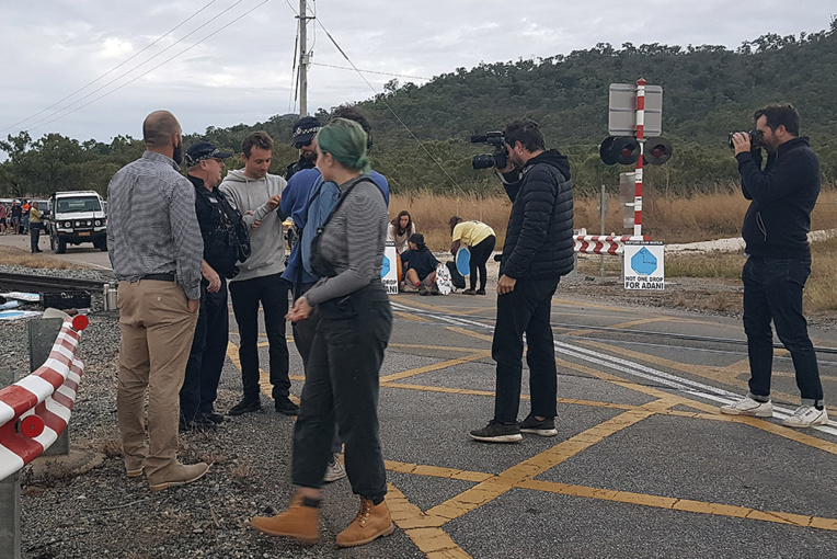 Australie: des journalistes français interpellés pendant une manif contre une mine de charbon Australie: des journalistes français interpellés pendant une manif contre une mine de charbon