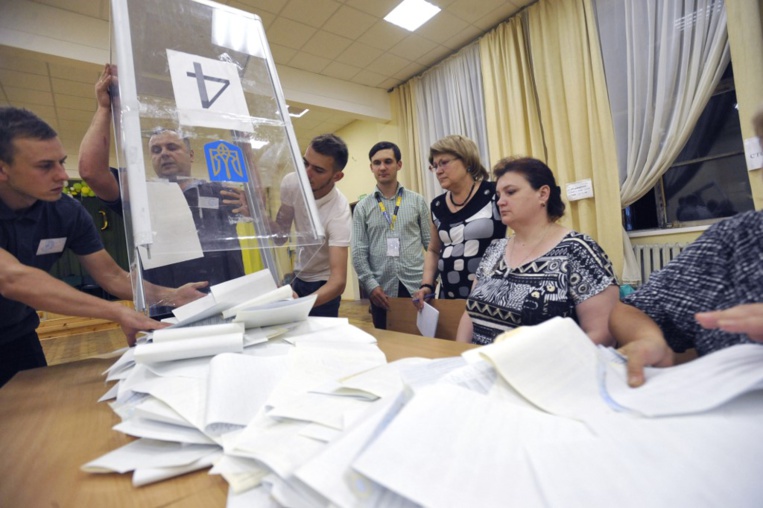 Ukraine: vers une majorité absolue au Parlement du parti du président Zelensky