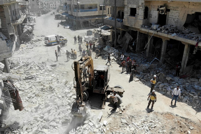 Syrie: 27 morts dans des raids russes sur un marché, Moscou dément