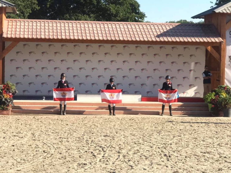 Un podium 100% tahitien en individuel. (photo : Facebook Fédération polynésienne d'équitation) Un podium 100% tahitien en individuel. (photo : Facebook Fédération polynésienne d'équitation)