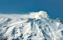 L'énorme massif du Ruapehu (2 796 m), durant son éruption de juin 1996. On peut le parcourir en suivant d'innombrables sentiers durant la belle saison.