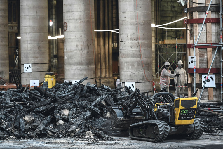 Notre-Dame: le chantier suspendu "quelques jours" pour "mettre à plat" les précautions sanitaires pour les employés Notre-Dame: le chantier suspendu "quelques jours" pour "mettre à plat" les précautions sanitaires pour les employés