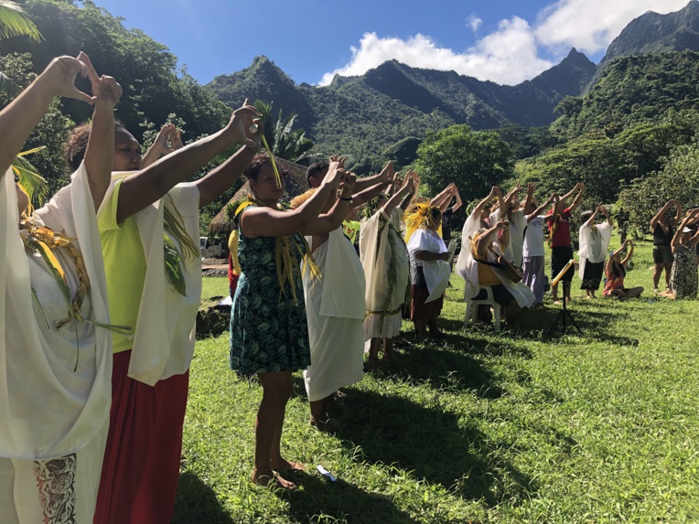 Une trentaine de personnes ont ainsi participé à une "cérémonie de communion" sur le site de Fare Hape dans la vallée de la Papenoo.