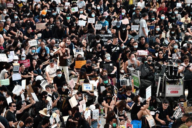 Hong Kong: manifestation à l'aéroport pour sensibiliser aux revendications démocratiques