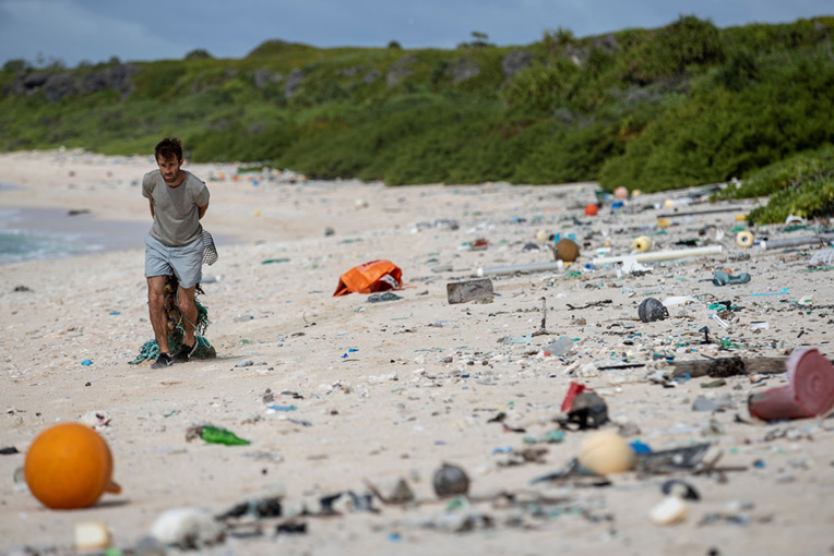Au milieu du Pacifique, l'île Henderson, paradis perdu par le plastique