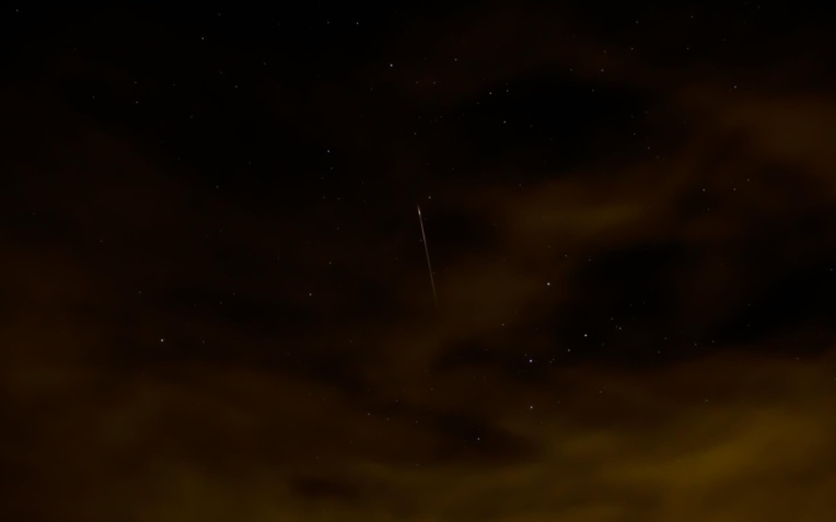 Une étoile filante des Perséides prise juste avant le lever du soleil par Dave Walker en 2012 (DR).