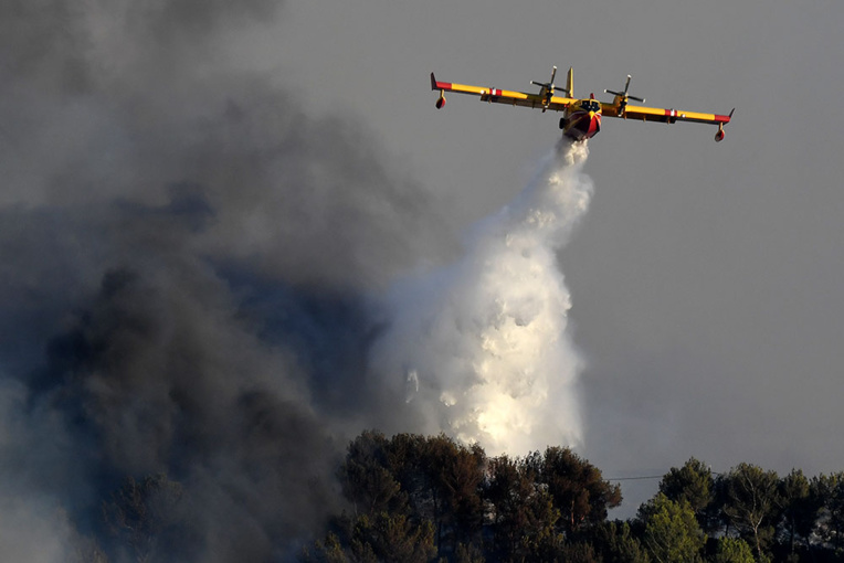 Dans le Gard, les pompiers luttent toujours contre des reprises de feu sur l'incendie de Générac