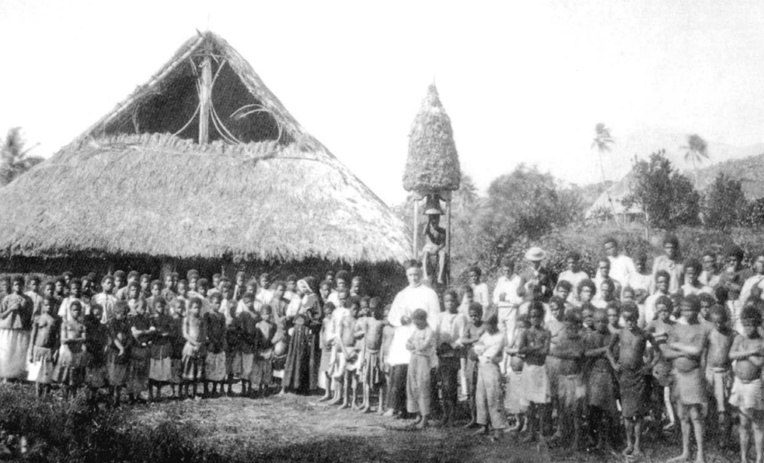 L’église de Pouébo en 1867. Mrg Douarre n’avait pas travaillé pour rien… L’église de Pouébo en 1867. Mrg Douarre n’avait pas travaillé pour rien…