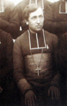 Ce cliché passe pour représenter Mgr Douarre en compagnie d’autres missionnaires maristes. Ce cliché passe pour représenter Mgr Douarre en compagnie d’autres missionnaires maristes.