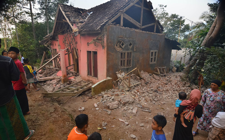 Fort séisme en Indonésie: cinq morts et des blessés
