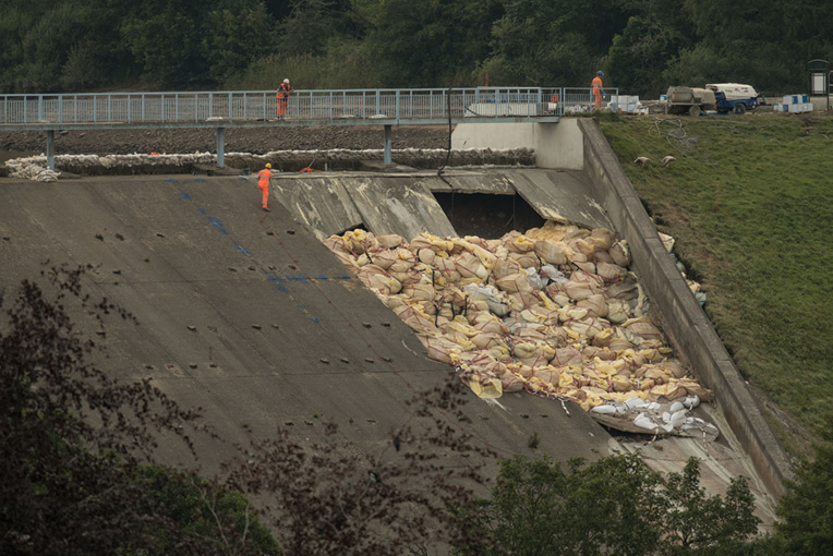 Ville anglaise menacée par la rupture d'un barrage : les secours à pied d'oeuvre Ville anglaise menacée par la rupture d'un barrage : les secours à pied d'oeuvre