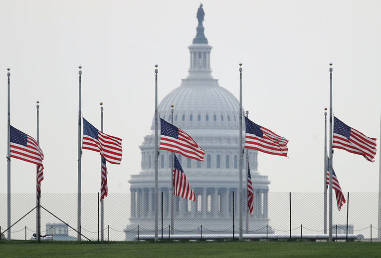 Trump veut lier l'encadrement des armes à feu à sa réforme migratoire