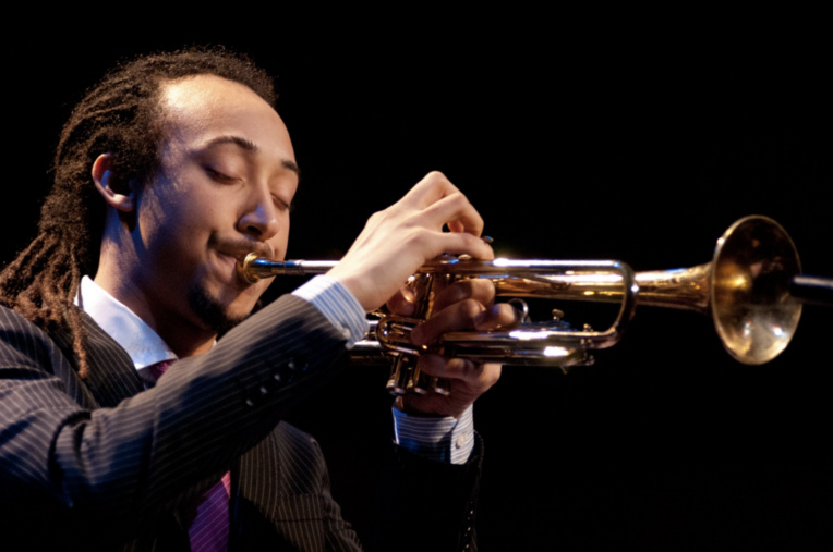 Theo Crocker, trompettiste virtuose, figure sur la liste des invités. Theo Crocker, trompettiste virtuose, figure sur la liste des invités.