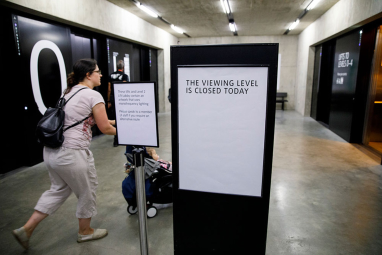 L'enfant poussé du Tate Modern a la colonne vertébrale brisée L'enfant poussé du Tate Modern a la colonne vertébrale brisée