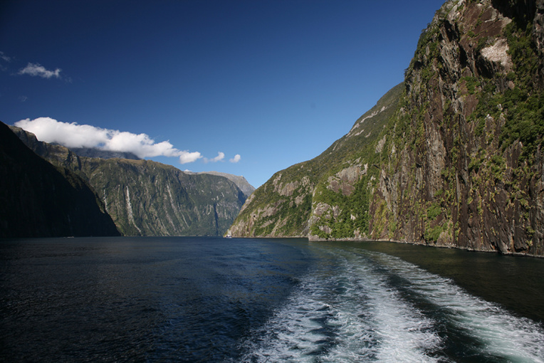 La verticalité des falaises explique pourquoi Milford Sound a été préservé de toute pollution visuelle. Impossible de construire ne serait-ce qu'un chemin dans un tel relief. La verticalité des falaises explique pourquoi Milford Sound a été préservé de toute pollution visuelle. Impossible de construire ne serait-ce qu'un chemin dans un tel relief.