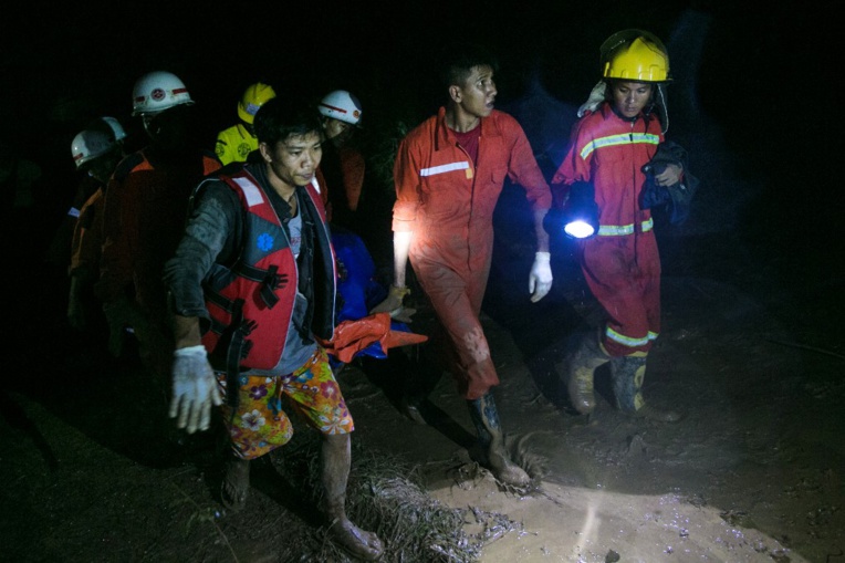 Birmanie : 13 morts et des dizaines de blessés dans un glissement de terrain Birmanie : 13 morts et des dizaines de blessés dans un glissement de terrain