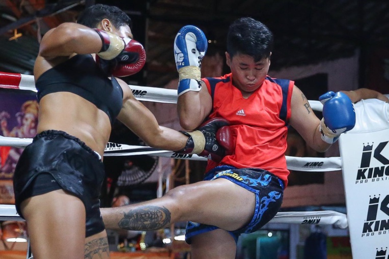 Anna gagne par TKO en Thaïlande