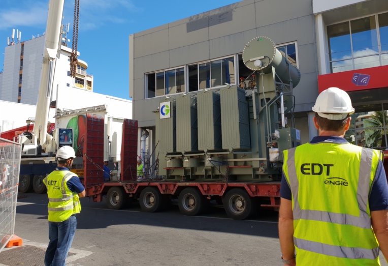 EDT change un transformateur de 40 tonnes à Vairaatoa