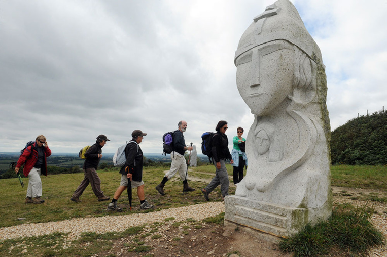Sculpture : en Bretagne, la Vallée des Saints officiellement jumelée avec l'île de Pâques