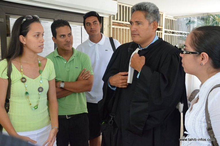 A gauche, Béatrice Kwon. Au centre, l'avocat des professeurs stagiaires, Me Neuffer