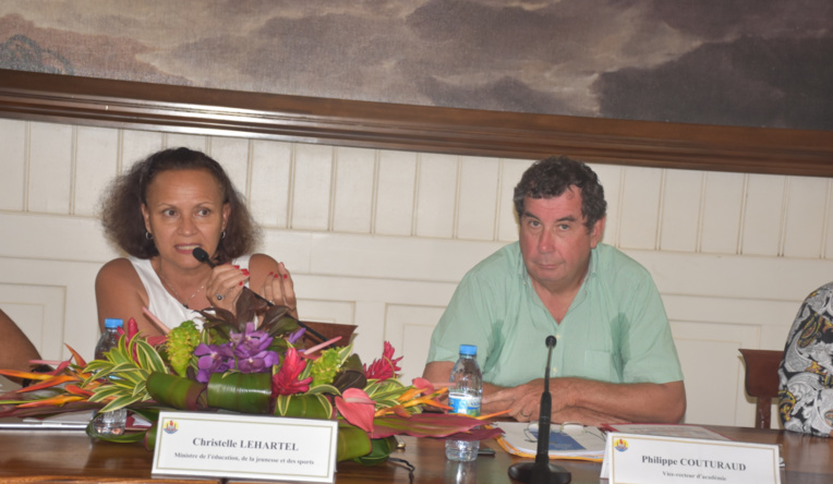 La ministre de l’Education de la Jeunesse et des Sports, Christelle Lehartel et le vice-recteur de la Polynésie, Philippe Couturaud.