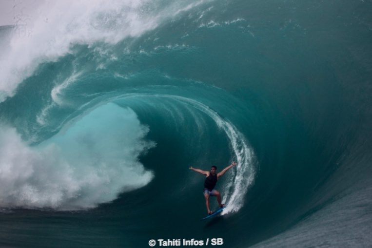 Nainoaiki David, fils de vetea David, sur une vague impressionnante...