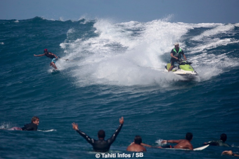 Un jeune de Teahupo'o, la relève est assurée