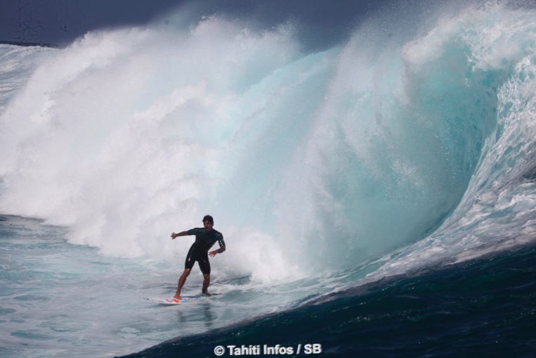 Gabriel Medina a pris de nombreuses vagues à la rame...