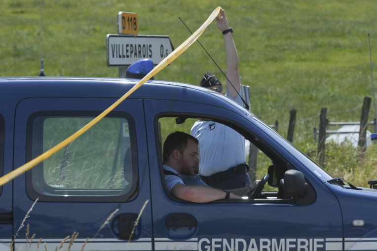 Un homme arrêté en voiture avec sa femme morte dans une valise Un homme arrêté en voiture avec sa femme morte dans une valise