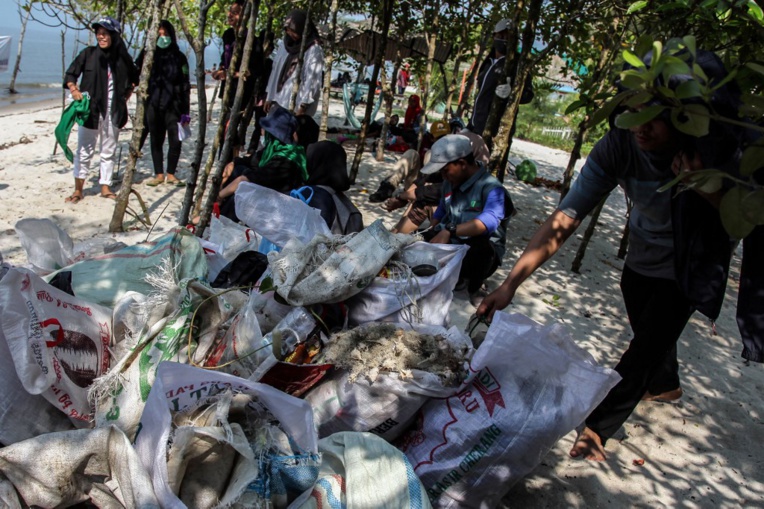 Les Indonésiens en masse sur les plages pour ramasser des déchets