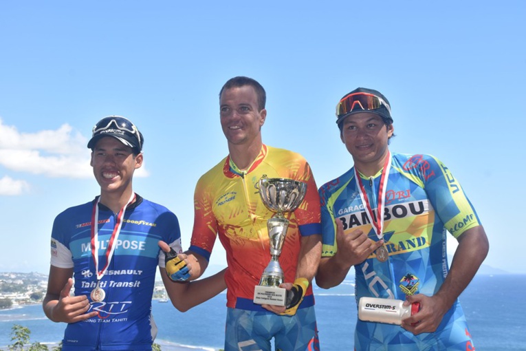 Teva Poulain, au centre, champion de Polynésie de cyclisme sur route © FTC Teva Poulain, au centre, champion de Polynésie de cyclisme sur route © FTC