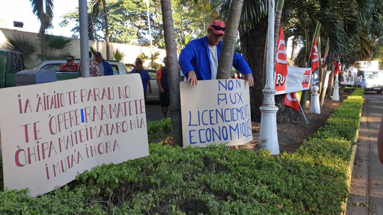 Une cinquantaine de grévistes se sont installés dès mercredi matin devant la présidence. Une cinquantaine de grévistes se sont installés dès mercredi matin devant la présidence.