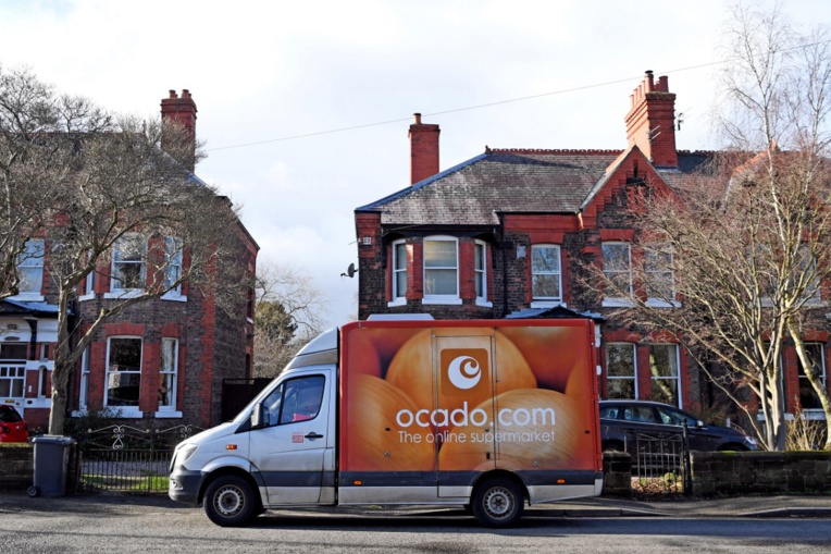 Au Royaume-Uni, des supermarchés poussés à réduire l'emballage plastique Au Royaume-Uni, des supermarchés poussés à réduire l'emballage plastique