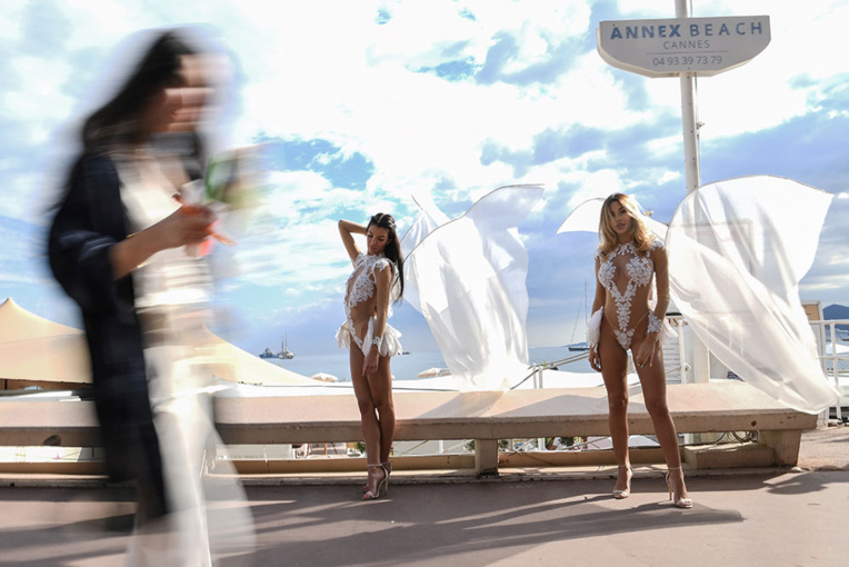 Les hôtesses d'accueil se rebellent contre leur rôle de "potiche" Les hôtesses d'accueil se rebellent contre leur rôle de "potiche"