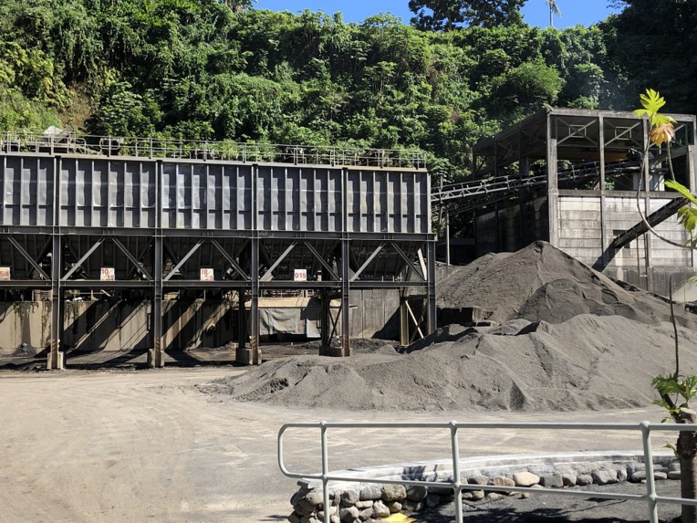 Trois sociétés de concassages fonctionnent déjà à plein régime dans la vallée de la Papenoo. Trois sociétés de concassages fonctionnent déjà à plein régime dans la vallée de la Papenoo.