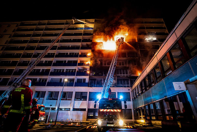 Créteil: un mort et des blessés dans l'incendie d'un immeuble jouxtant un hôpital Créteil: un mort et des blessés dans l'incendie d'un immeuble jouxtant un hôpital