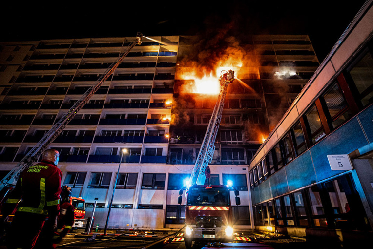 Créteil: un mort et des blessés dans l'incendie d'un immeuble jouxtant un hôpital