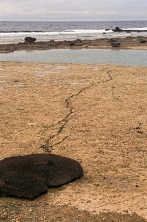 Une fissure apparaît sur une partie du sol de l'atoll de Mururoa, le 07 juin 2000, sur l'ancien site du Centre d'expérimentation des essais nucléaires français