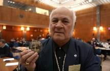 Inédit au sénat: John Doom a ouvert la conférence de presse de R.Tuheiava par une prière.