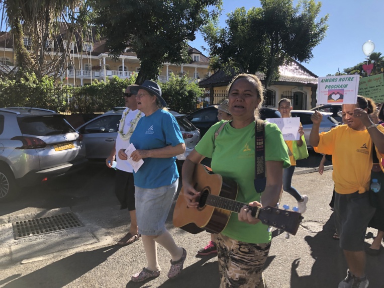 Certains ont entonné des chants lors de cette marche. Certains ont entonné des chants lors de cette marche.