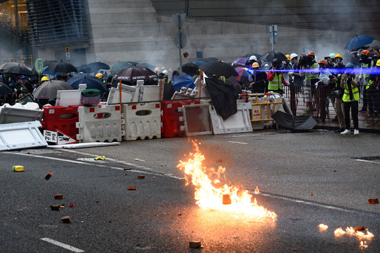 Escalade à Hong Kong: la police tire avec une arme à feu, une première Escalade à Hong Kong: la police tire avec une arme à feu, une première