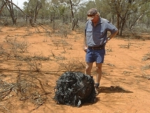 un fermier australien découvre, en mars 2008 le débris d'un satellite retombé quasiment intact