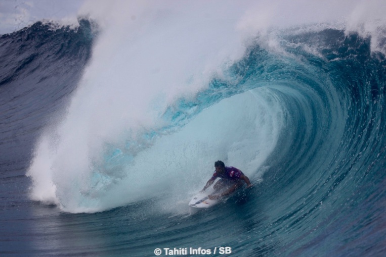 Michel Bourez sort après une série de toute beauté contre Owen Wright