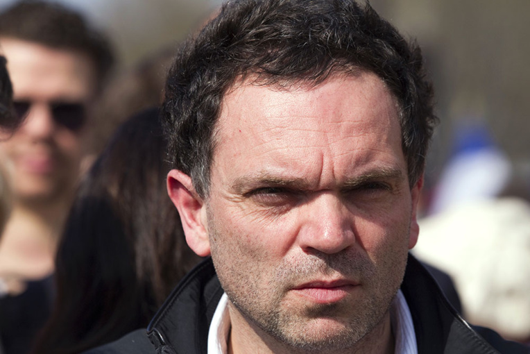 L'Express accuse Yann Moix d'avoir écrit des textes négationnistes L'Express accuse Yann Moix d'avoir écrit des textes négationnistes