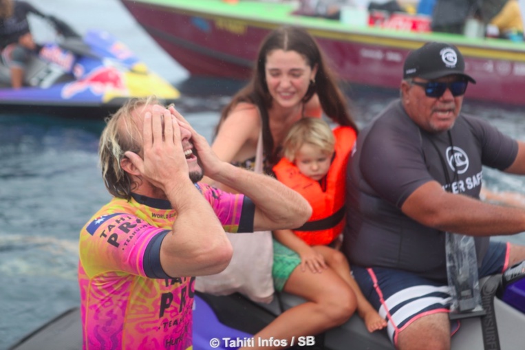 Grosse émotion pour Owen Wright devant sa petite famille