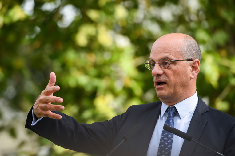 Blanquer promet une hausse de "300 euros en moyenne" du salaire annuel des professeurs en 2020 Blanquer promet une hausse de "300 euros en moyenne" du salaire annuel des professeurs en 2020