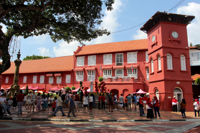 Au centre de Malacca, le Stadthuys, avec sa tour horloge ; ce fut le site névralgique du port à l’époque de la colonisation hollandaise ; le bâtiment est aujourd’hui un musée historique.