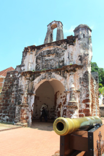 La Porta de Santiago de la forteresse portugaise A Famosa, l’une des rares ruines témoignant de la présence portugaise dans la cité portuaire.